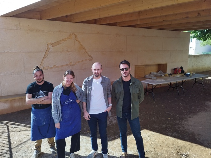 De gauche à droite, les céramistes Cyril Navarro et Anna Toussaint, puis le chargé de projet pour CGZ, Pierre-André Asara, et Julien Casalta, architecte. Derrière eux, sur l'un des murs du préau, a été creusée une représentation des remparts de Porto-Vecchio.
