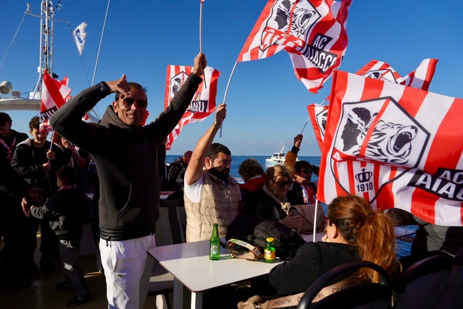 EN IMAGES-  L'AC Ajaccio en R2 : plus de 300 supporters ont pris la mer pour Bonifacio 