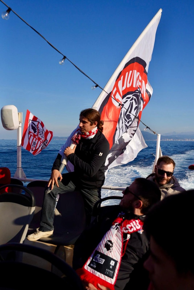 EN IMAGES-  L'AC Ajaccio en R2 : plus de 300 supporters ont pris la mer pour Bonifacio 