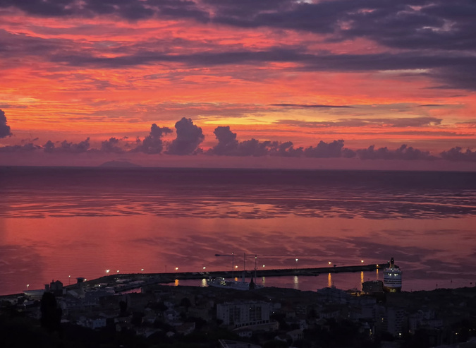 Les petits matins chargés de Bastia (Photo Gérard Bladocchi) Les petits matins chargés de Bastia (Photo Gérard Bladocchi)