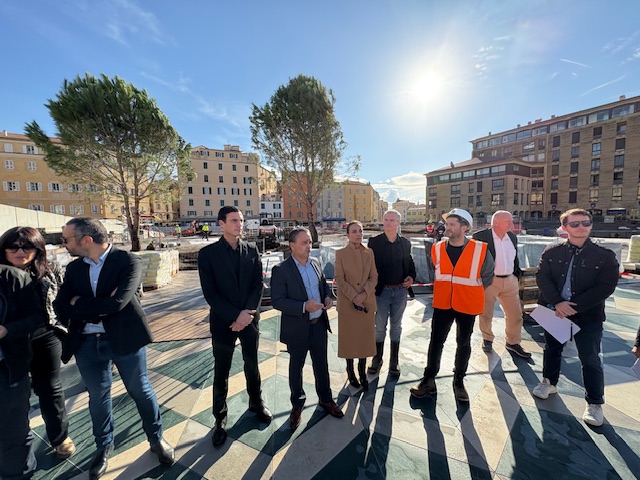 Les deux premiers pins parasols ont été plantés ce matin sur la nouvelle place du Diamant d'Ajaccio.