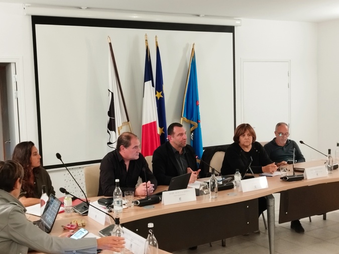 Le maire Jean-Charles Orsucci (au centre) et son directeur général des services Marc Rocca Serra (à sa droite) ont commenté longuement, lundi soir, le rapport de la CRC.