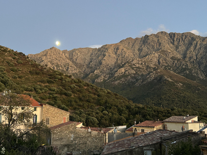 A màghjina - A luna si riposa nant’à u Montegrosu