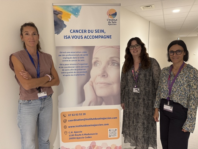 Le Dr Coline Vrécourt (à gauche), chirurgien gynécologue et présidente de l'ISA, et les deux infirmières coordinatrices de parcours, Lisa Pantalacci et Sandra Derudas