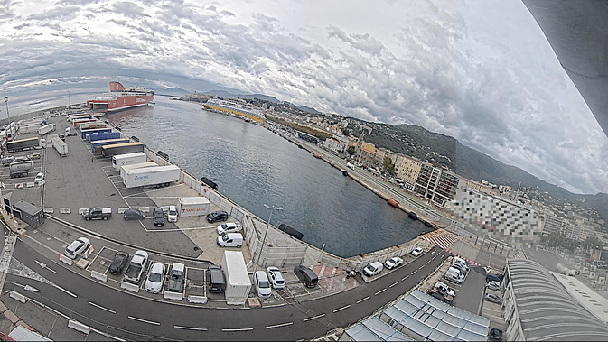 Les bateaux de la Corsica Linea et de la Corsica Ferries sont restés à quai ce jeudi après-midi (Webcam CCI de Corse)