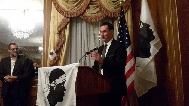 Gilles Simeoni prenant la parole devant les membres de l'Association des Corses des Etats Unis. Gilles Simeoni prenant la parole devant les membres de l'Association des Corses des Etats Unis.
