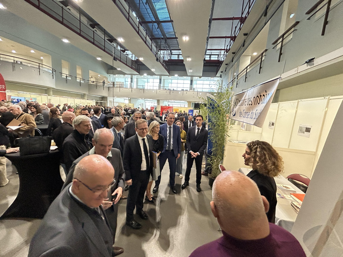 Lors de l'inauguration du salon, les élus sont venus à la rencontre des exposants. Lors de l'inauguration du salon, les élus sont venus à la rencontre des exposants.