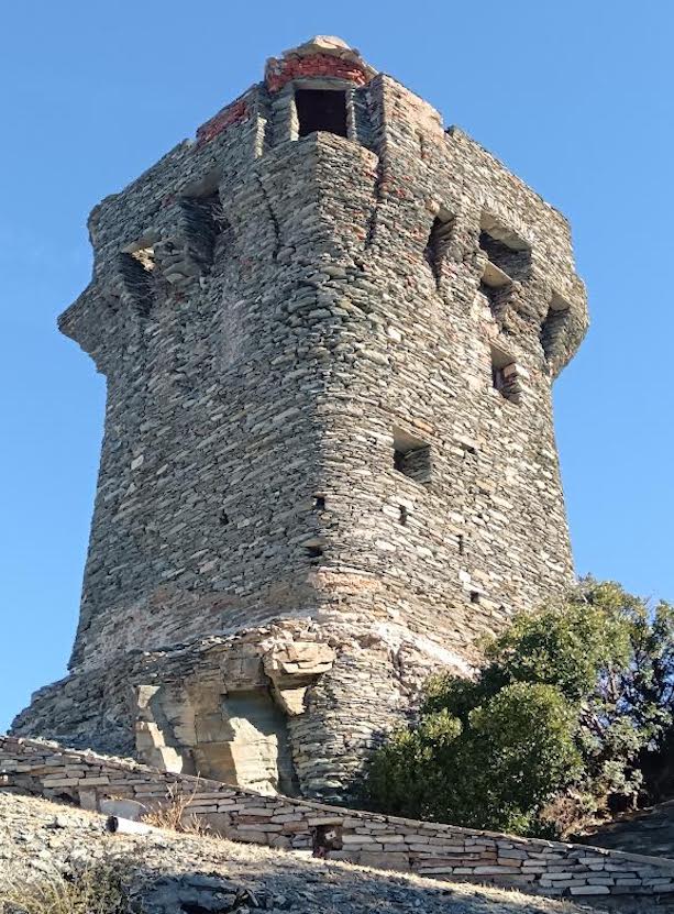 A màghjina - Torra di Nonza sottu à u celu turchinu