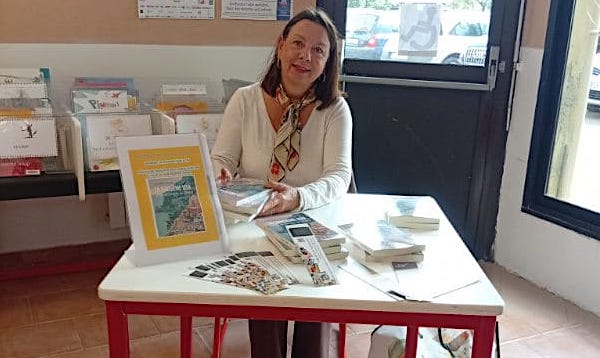 « La troisième voix» : le nouveau roman d’Armelle Petipa, ici en dédicaces à Propiano.