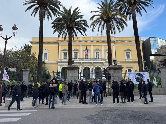 À Ajaccio, les marins font barrage à la nouvelle ligne de la Corsica Ferries À Ajaccio, les marins font barrage à la nouvelle ligne de la Corsica Ferries
