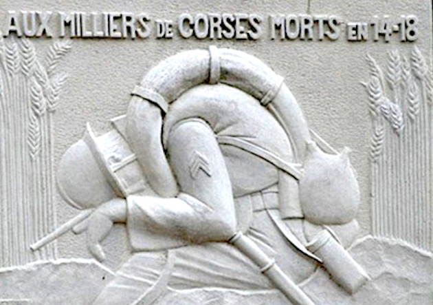 La plaque » sur la Borne de la Terre Sacrée, située à Ajaccio, qui rappelle le sacrifice des "Poilus" corses.