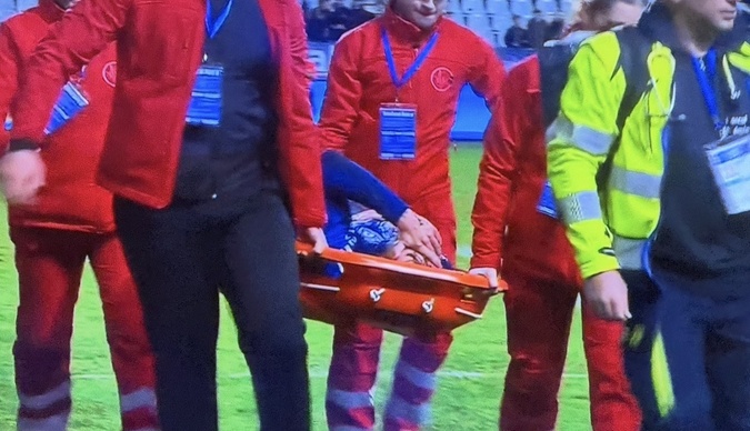 Meynadier évacué sur la civière Meynadier évacué sur la civière