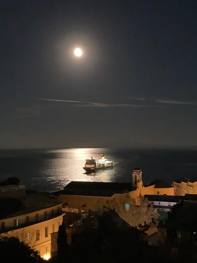 A màghjina - A luna splende sopra Bastia