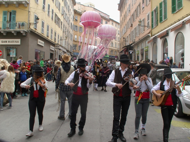 Carnaval de Bastia : Jour de folie sur le boulevard Paoli Carnaval de Bastia : Jour de folie sur le boulevard Paoli