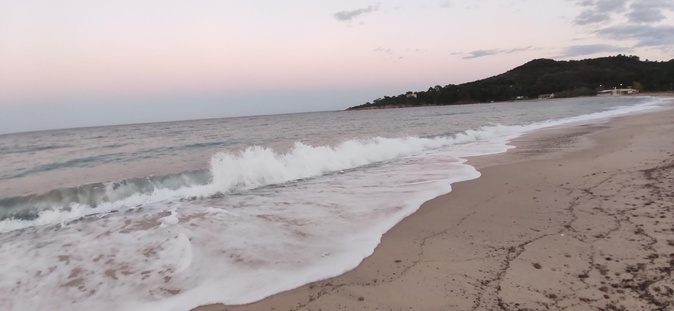 La. plage de Favona au crépuscule (François Marie-Luciani) La. plage de Favona au crépuscule (François Marie-Luciani)