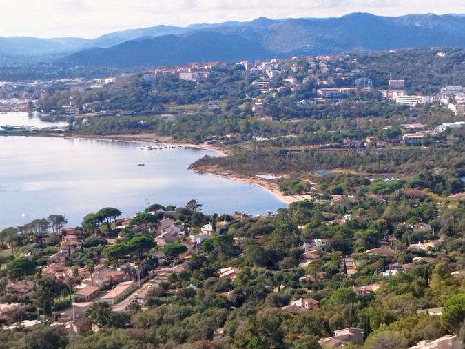 A Porto-Vecchio, la municipalité cherche des solutions pour faciliter l'accession à la propriété à l'année, dans un contexte de forte tension immobilière.