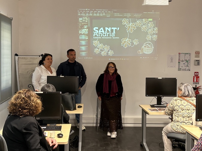 Mattea Lacave, Rumanu Giorgi et Ivana Polisini ont présenté la Sant'Andria 2025 à la cyberbase de la Maison des quartiers sud de Bastia.