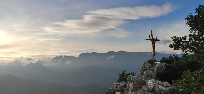 A màghjina - Sottu à a croce di u Monte Santu