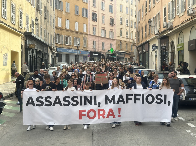 Plusieurs centaines de personnes ont manifesté contre la mafia à Bastia Plusieurs centaines de personnes ont manifesté contre la mafia à Bastia