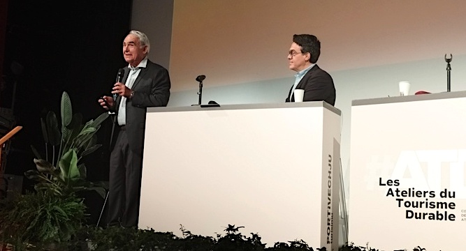 A gauche, le professeur espagnol de géographie, Miguel Segui Llinas, est venu présenter les mesures mises en place aux îles Baléares pour contenir la surfréquentation touristique.