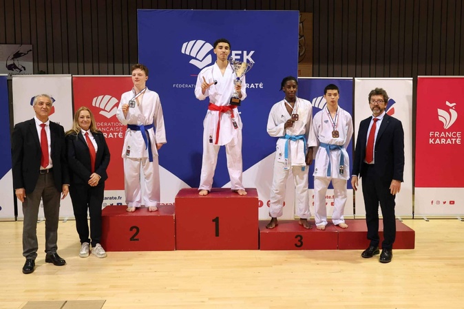 Maël Buresi, à gauche, médaille d'argent en combat, catégorie junior -67 kg