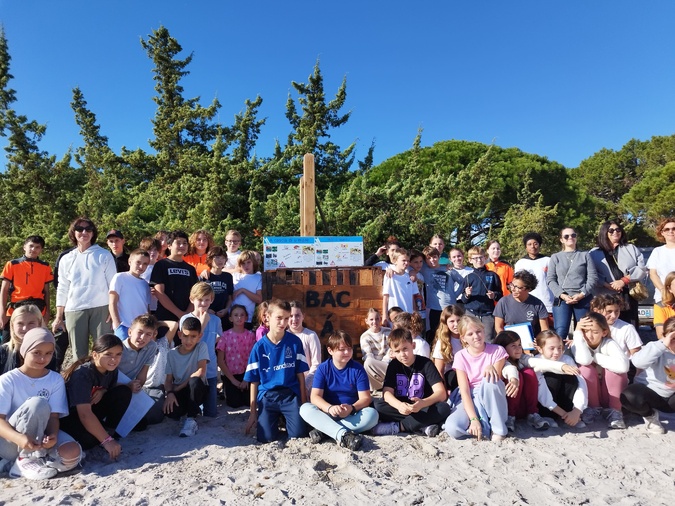 Suite à l'installation, les élèves de CM2 de l'école de Sainte-Lucie ont été invités sur la plage, pour qu'ils soient sensibilisés au projet.