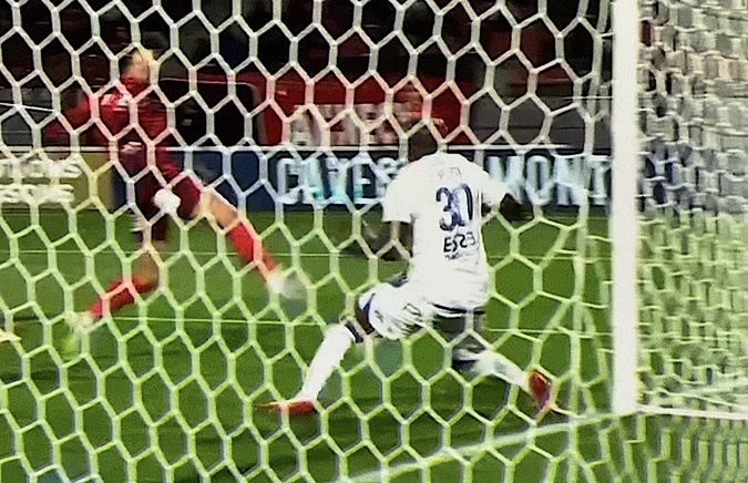 Placide pris en défaut : le but ne sera oas validé Placide pris en défaut : le but ne sera oas validé