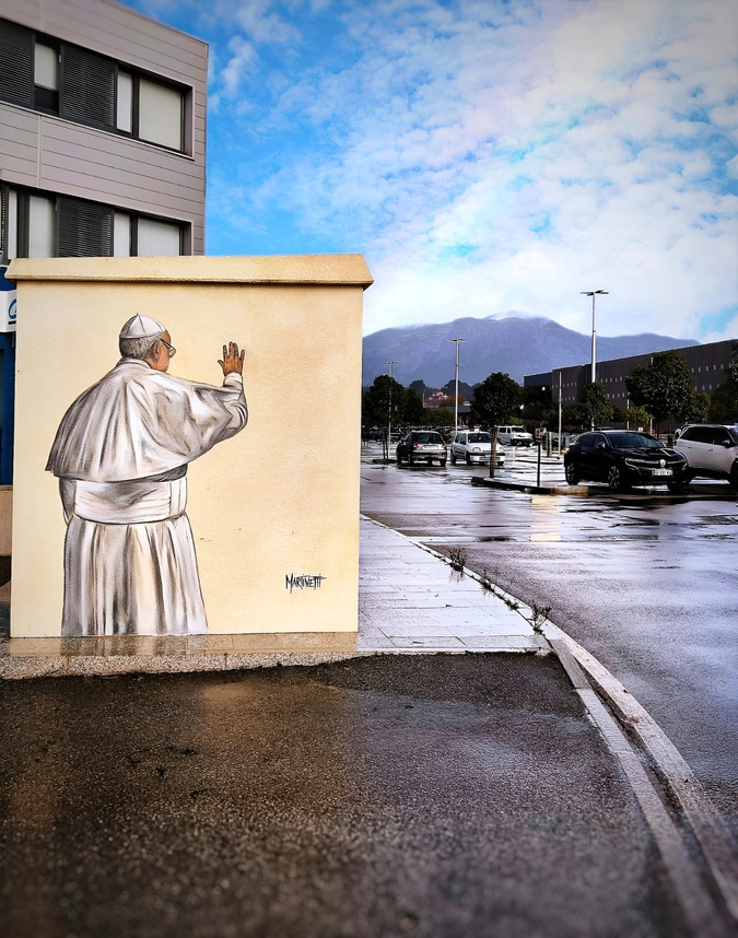Ajaccio - Un hommage discret au pape François signé Adrien Martinetti, à Baleone Ajaccio - Un hommage discret au pape François signé Adrien Martinetti, à Baleone