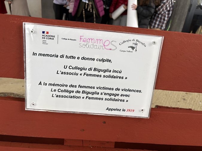 Biguglia - Un banc rouge contre toutes les formes de violences installé par les collégiens