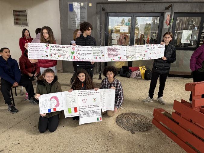 Biguglia - Un banc rouge contre toutes les formes de violences installé par les collégiens Biguglia - Un banc rouge contre toutes les formes de violences installé par les collégiens