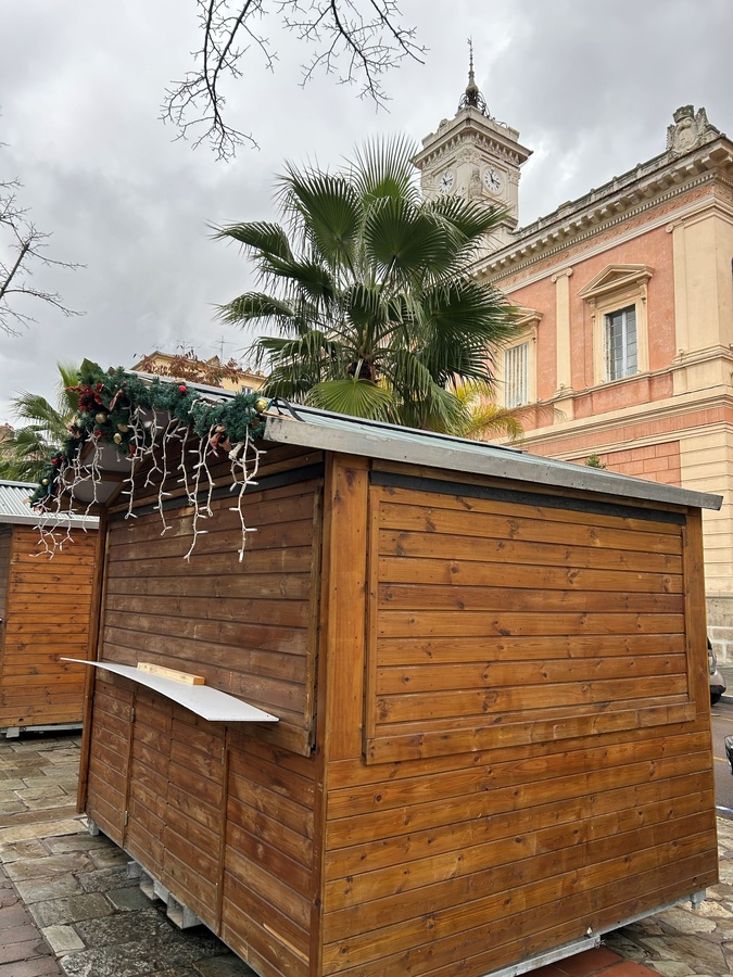 Les chalets ont pris place en centre-ville. Les chalets ont pris place en centre-ville.