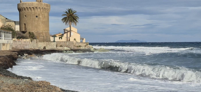Par vent de nord-est, les rouleaux de la mer la Tyrrhénienne au pied de la tour de Miomu (Françoise Geronimi)