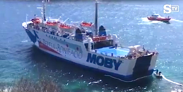 Le bateau de la Moby qui assure la liaison Sardaigne-Bonifacio s'échoue sur les rochers de Santa Teresa di Gallura Le bateau de la Moby qui assure la liaison Sardaigne-Bonifacio s'échoue sur les rochers de Santa Teresa di Gallura