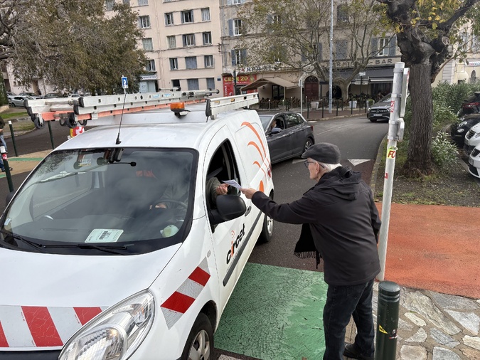 Une opération de tractage a suivi le rassemblement. Une opération de tractage a suivi le rassemblement.