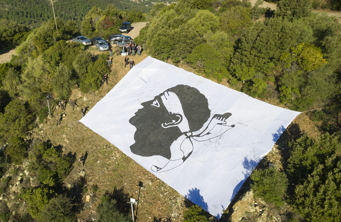 Comme chaque année, une gigantesque bandera a été déployée sur la punta Calcina pour annoncer la fête.
