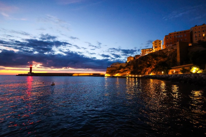 A màghjina - L'alba turchina nant'à u Vechju Portu di Bastia