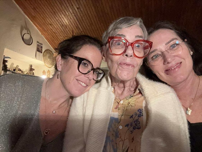 Annelaure, sa sœur et leur mère Annelaure, sa sœur et leur mère