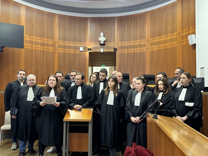 Ce jeudi, une vingtaine de membres du Conseil de l’ordre des avocats du barreau d’Ajaccio s’est symboliquement rassemblée dans une salle d’audience du Palais de justice afin d’alerter sur les conséquences du projet de décret dit RIVAGE