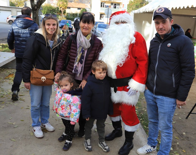 Corte : Le Père Noël a commencé sa tournée au quartier Purette Corte : Le Père Noël a commencé sa tournée au quartier Purette