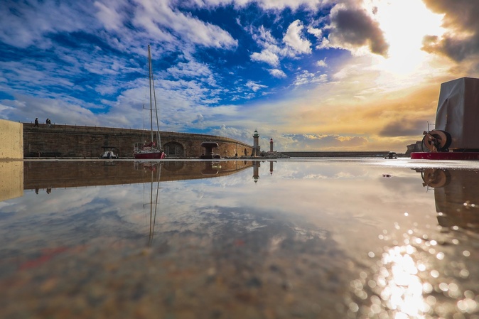 A maghjina - In Bastia, un spechju marinu cilestu