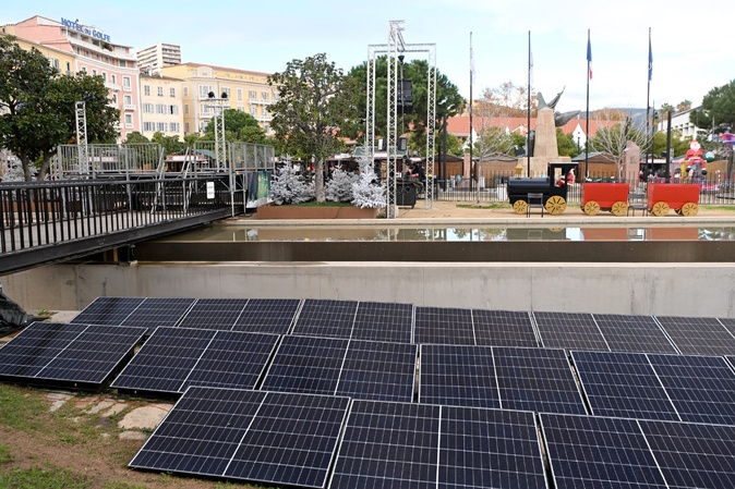 La société ATACC a installé 27 panneaux solaires et 3 batteries à forte capacité de stockage pour alimenter ses prestations sonores et visuelles. (photo Direction de la communication de la Ville d'Ajaccio)