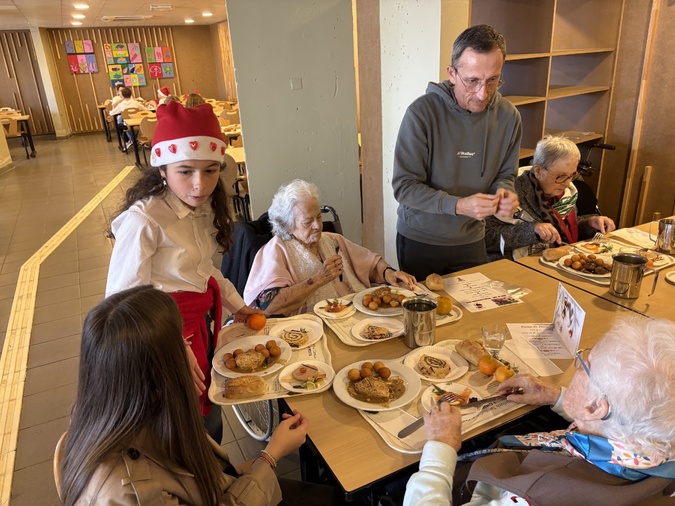Repas intergénérationnel et solidaire au collège de Biguglia. Repas intergénérationnel et solidaire au collège de Biguglia.