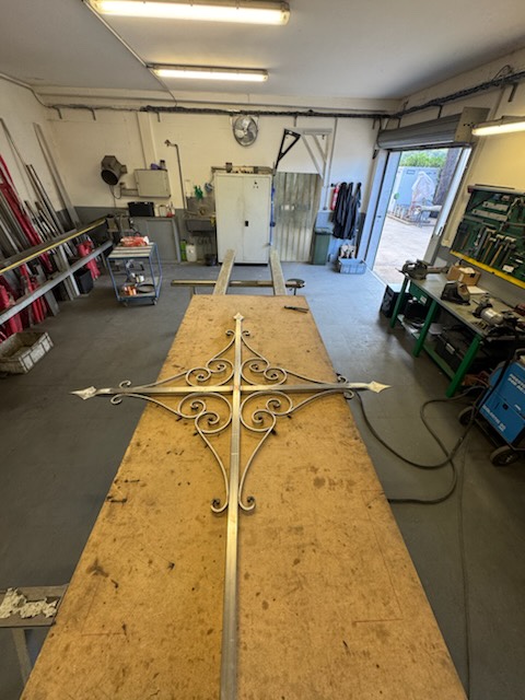 La nouvelle croix dans les ateliers de la ferronerie Felicelli à Monte.