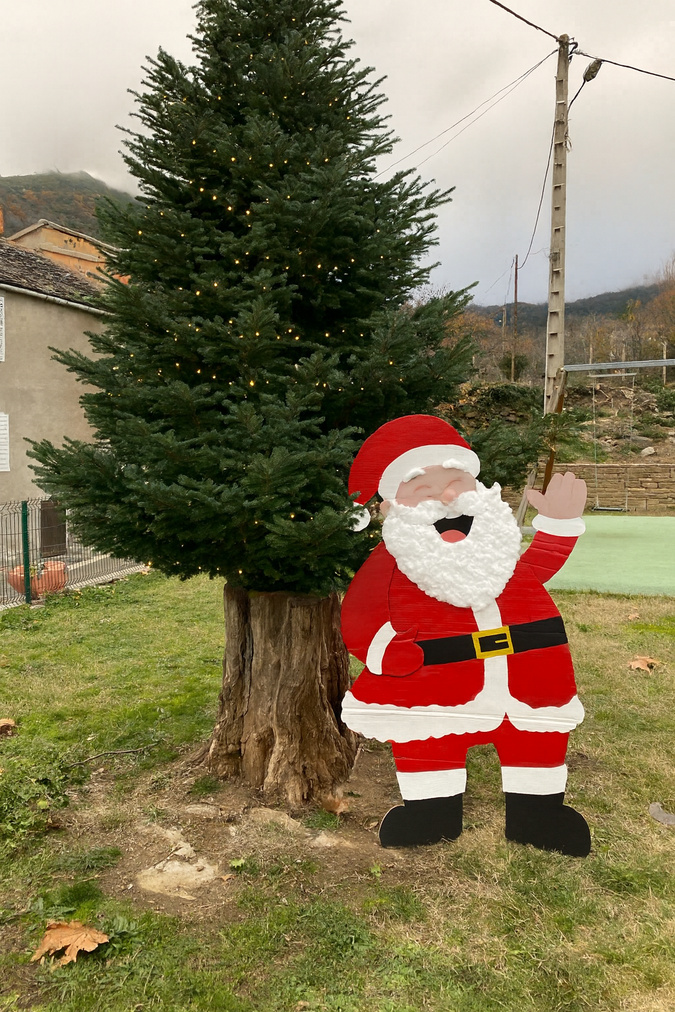 Le village de Matra se fait beau pour Noël avec des figurines en carton pour compléter la décoration