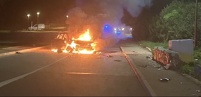 Accident nocturne sur la route des Sanguinaires à Ajaccio : un véhicule en feu, un blessé léger Accident nocturne sur la route des Sanguinaires à Ajaccio : un véhicule en feu, un blessé léger