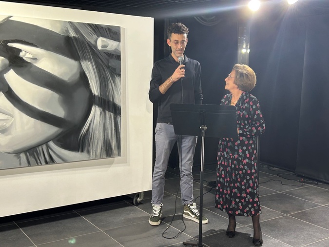 L'artiste Mako Deuza et l'adjointe à la culture Simone Guerrini lors du vernissage de l'exposition.