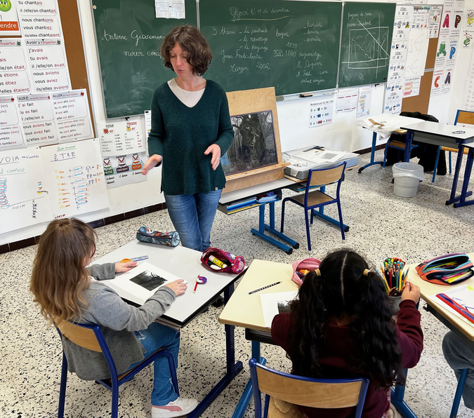 Valérie Rouyer expliquant aux élèves de l’école de La Porta les lignes de force d’une photographie Valérie Rouyer expliquant aux élèves de l’école de La Porta les lignes de force d’une photographie