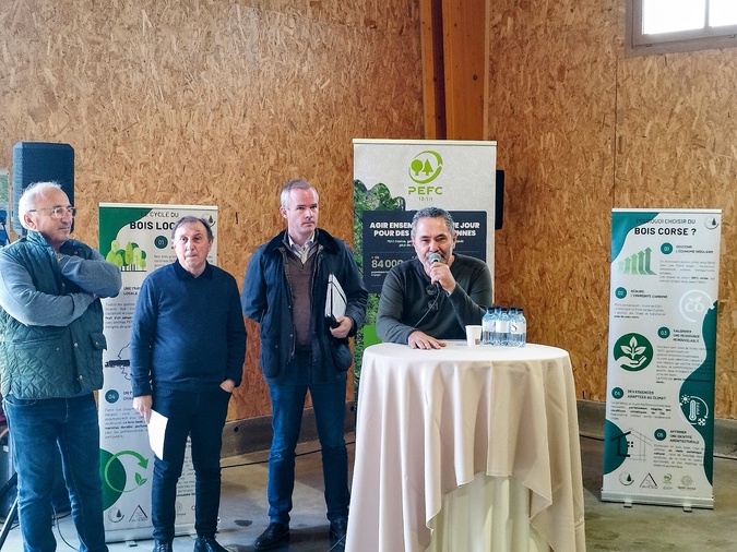 De gauche à droite : le maire de Sotta, Jean-Marc Serra ; le président des communes forestières de Corse-du-Sud Jean-Jacques Gianni ; le représentant de PEFC France Adrien Bodichon ; le président de Delta Bois Nicolas Isani.