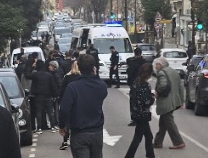 L'homme vient d'être abattu par la police. Emotion sur le cours Napoléon, L'homme vient d'être abattu par la police. Emotion sur le cours Napoléon,