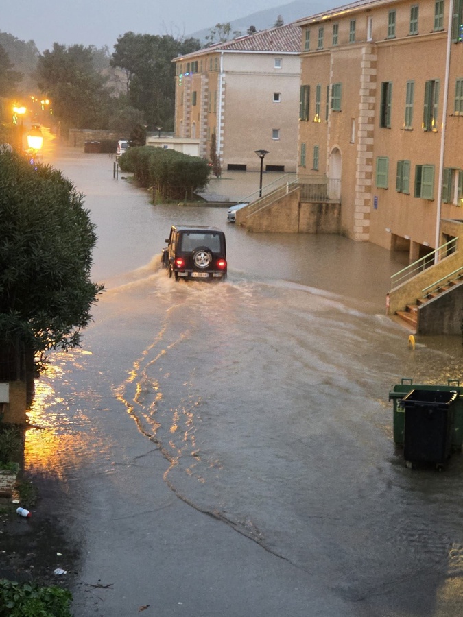 Sur la route de la cathédrale de Saint-Florent dans l'après-midi (Mairie de Saint-Florent) Sur la route de la cathédrale de Saint-Florent dans l'après-midi (Mairie de Saint-Florent)